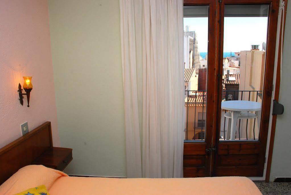 Hostal Restaurante El Roser L' Escala Exterior foto